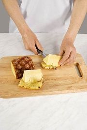 Приготовление блюда по рецепту - Ананас с мороженым и шоколадом. Шаг 1